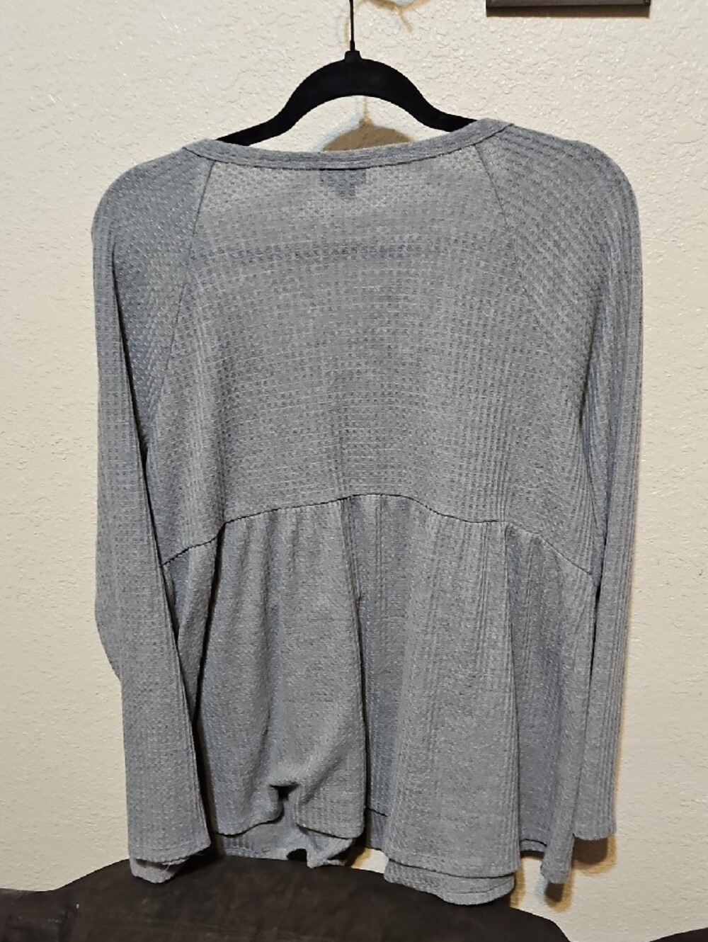 torrid Light Gray Waffle Peplum V-Neck Long Sleeve Top - Picture 4 of 6